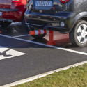 Poteau de signalisation flexible à fixer