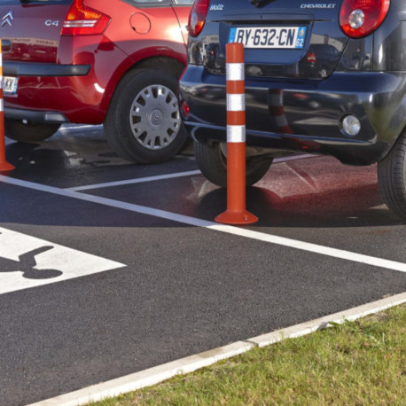 Poteau de signalisation flexible renforcé